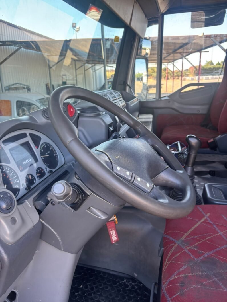 IVECO TRAKKER 310 con grúa Palfinger PK 42502