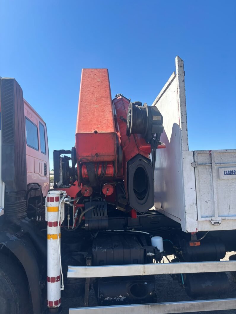 IVECO TRAKKER 310 con grúa Palfinger PK 42502