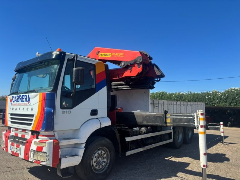 IVECO TRAKKER 310 con grúa Palfinger PK 42502