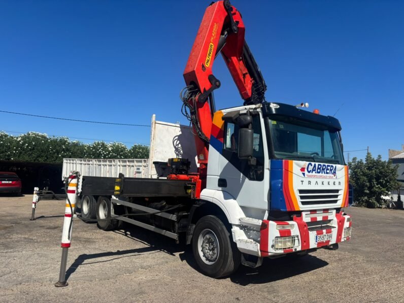 IVECO TRAKKER 310 con grúa Palfinger PK 42502