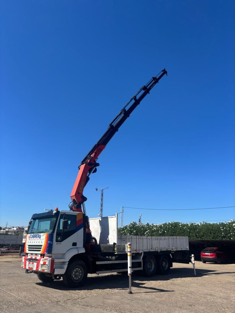 IVECO TRAKKER 310 con grúa Palfinger PK 42502