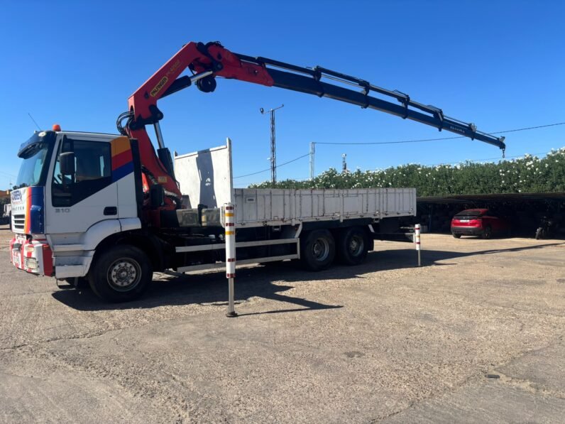 IVECO TRAKKER 310 con grúa Palfinger PK 42502